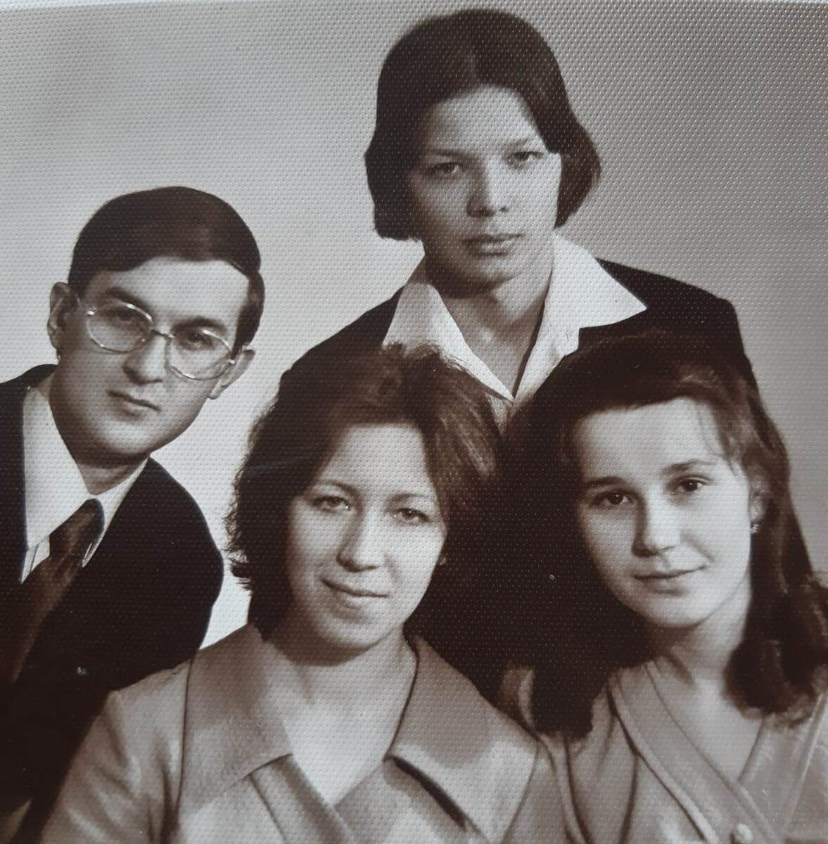 Дети Олешко Ивана Ивановича и соответственно внуки Ивана Андрияновича - Евгений, Игорь и Ольга (справа крайняя это подружка). Хабаровск 1977г 