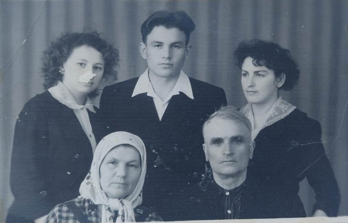 Семья Олешко - внизу Пелагея Николаевна и Григорий Андриянович, вверху их сын Владимир, справа дочь Катя, слева жена Владимира - Галина