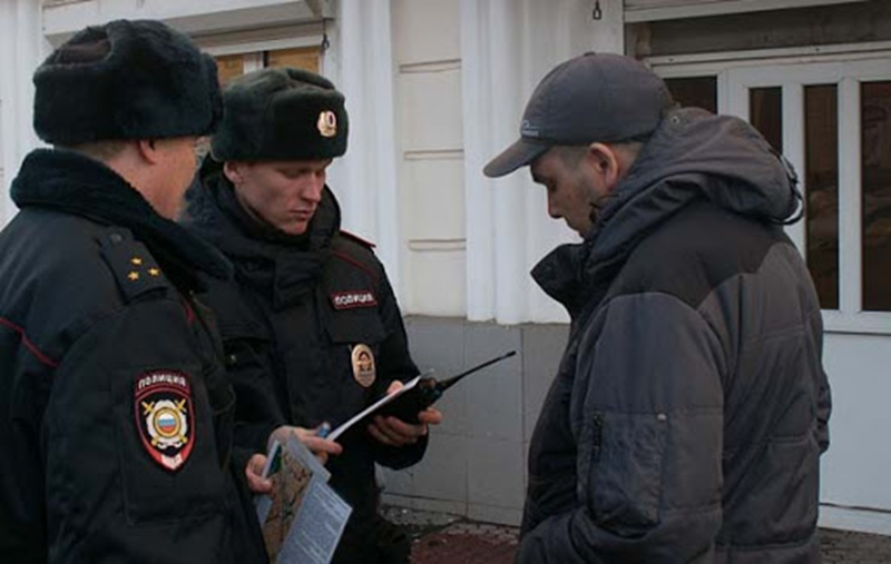 Проверка документов сотрудниками полиции РФ. Фото: https://migranty.org