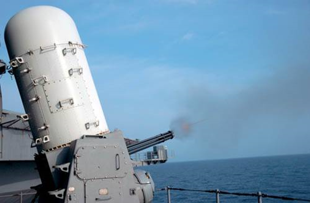 Основное средство борьбы американского флота против противокорабельных ракет – 20-мм установка «Вулкан–Фаланкс» МК.15 (США) имеет блок из шести стволов, темп стрельбы 4500 выстр./мин. Вес установки 6,18 тонны.