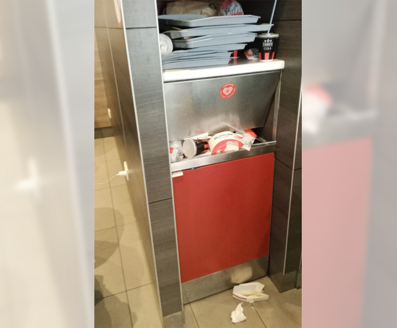 Грязные мусорные баки в ресторане быстрого питания Rostic's / Фото: epigraph.info