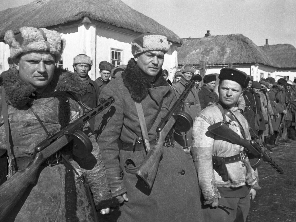    Командиры Рыльского партизанского отряда имени Фрунзе в районе Курска© РИА Новости / Яков Рюмкин