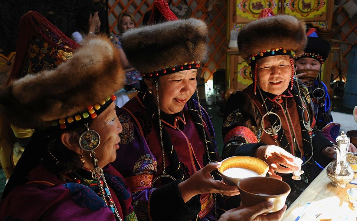    Женщины пьют кумыс в традиционной бурятской юрте на международном фестивале Алтаргана в поселке Агинское Агинского бурятского автономного округа Забайкальского края Фото: Денис Гуков / РИА Новости Георгий
