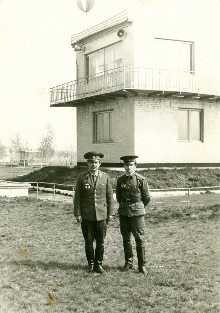 Фото на память с заместителем командира 67МСП гв. майором Тасоевым Я.Я. Благодарен судьбе, что свела меня с таким человеком. Земля ему пухом...