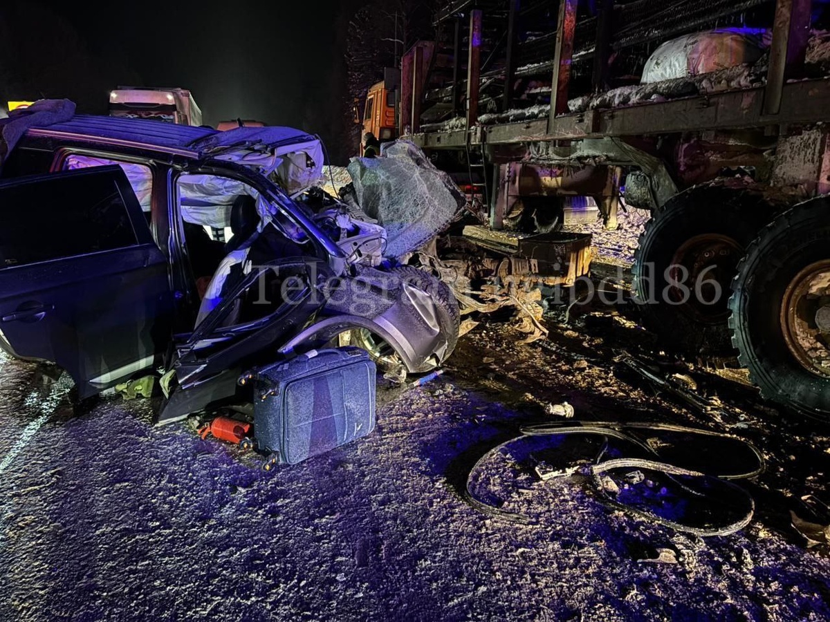    На трассе в Югре погибли 3 человека в автоаварии, угодив под прицеп "Камаза"