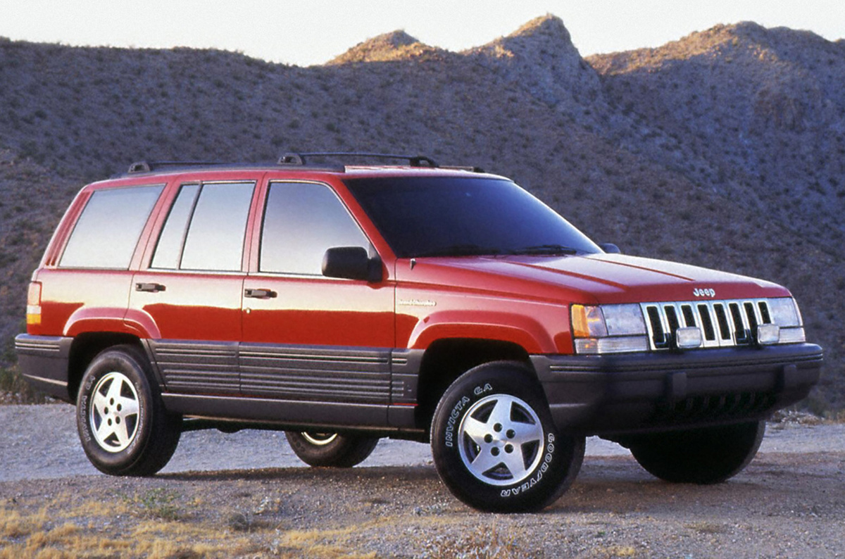    Начнем, как говорится, с основ и азов. Jeep Grand Cherokee (ZJ) первой итерации выпускался с 1992 по 1998 год. Относится к классу среднеразмерных внедорожников. Среди его главных конкурентов были «земляки» Chevrolet Blazer/GMC Jimmy и Ford Explorer.   
Jeep