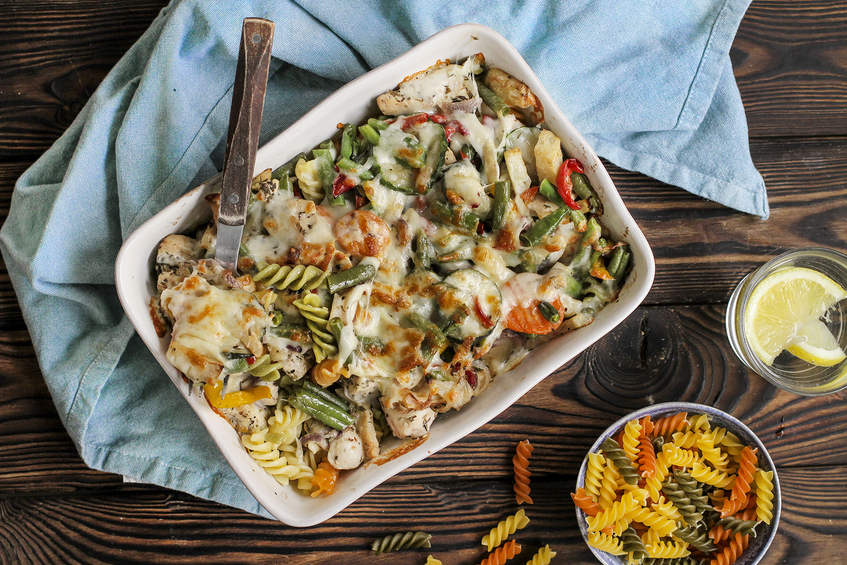 
Цветные фузилли, запеченные с курицей и овощами под сырной шапочкой