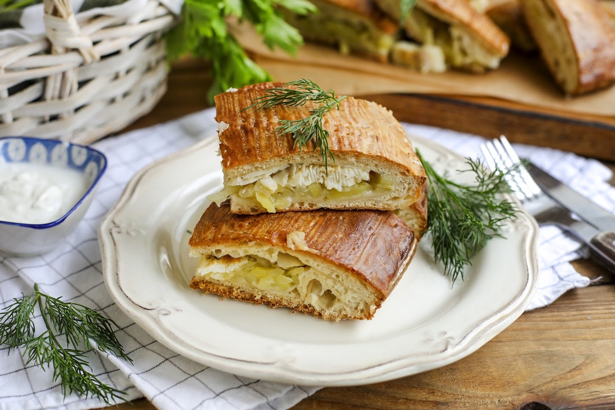 Сибирский пирог с хеком и молодым картофелем