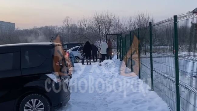     Водитель «Приоры» пытался заехать на территорию детского сада в Сосновоборске прямо через закрытые ворота и погнул их