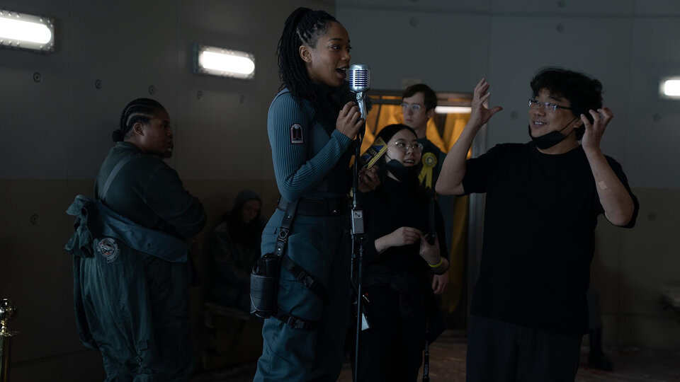 Наоми Аки и Пон Джун-хо на съемках фильма