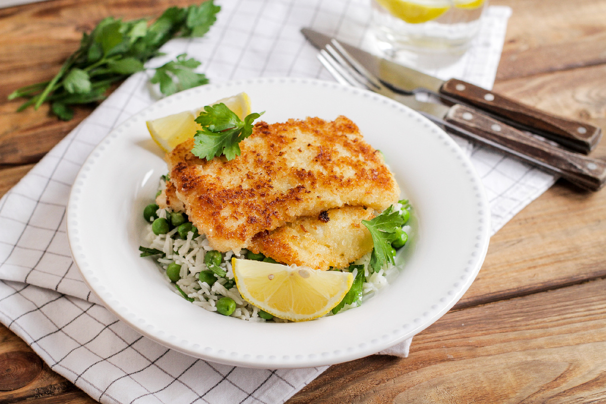 Треска в хрустящей панировке с овощным рисом Басмати