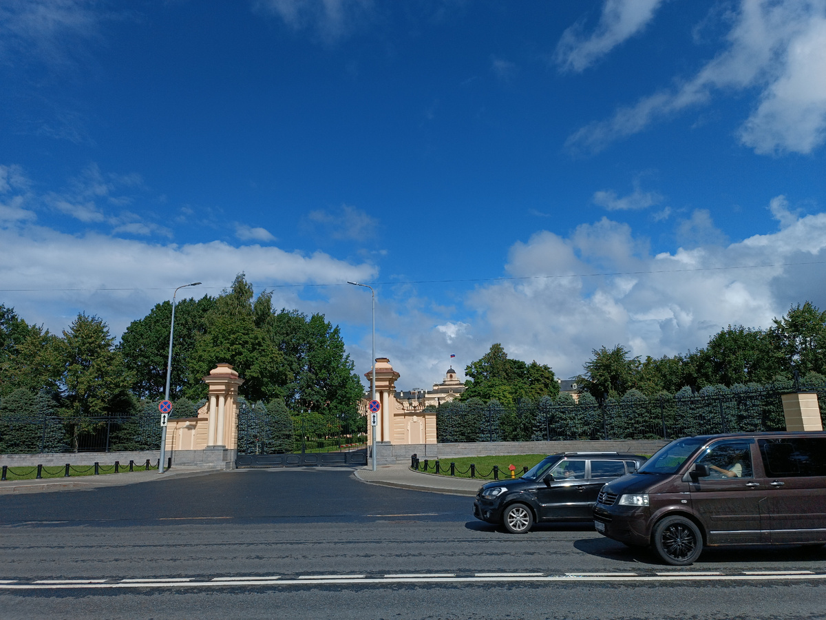 главный вход в Коестантиновский дворец