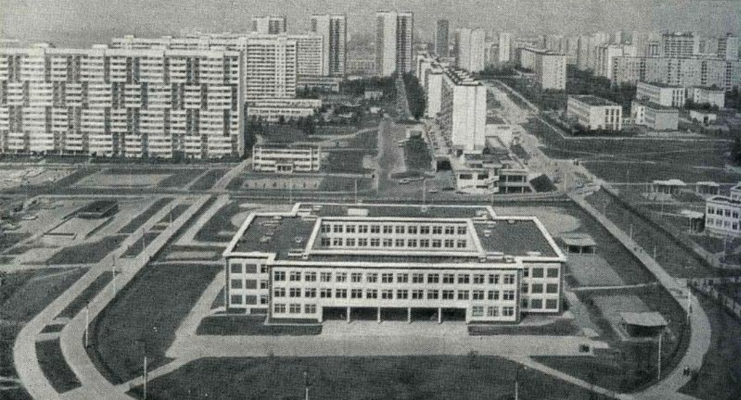 Школа 1980 года постройки в Тропарёве. Фото - СТА