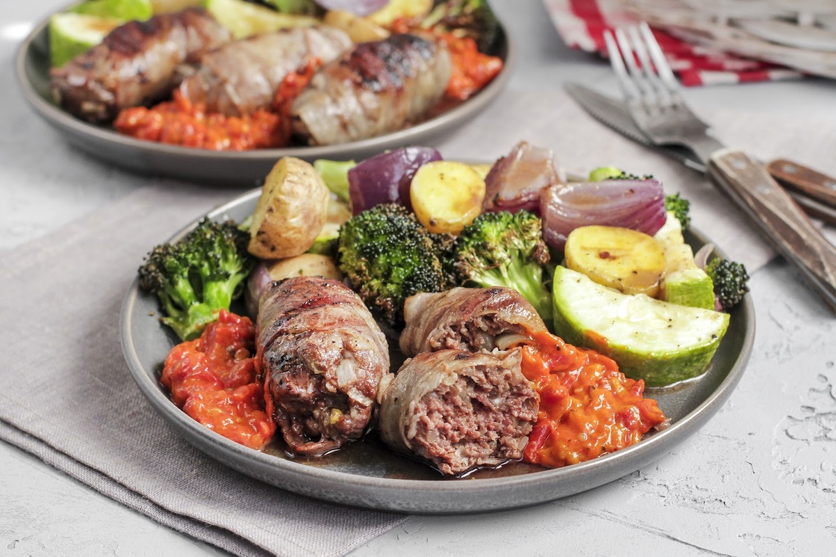 Чевапчичи — балканские мясные рулеты в беконе с печёными овощами и айваром