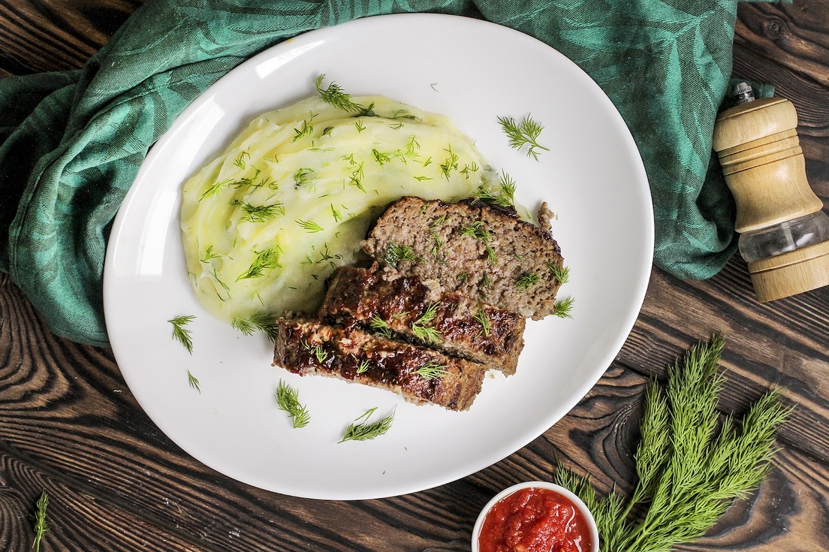 Митлоф — английский мясной рулет из говяжьего фарша с беконом