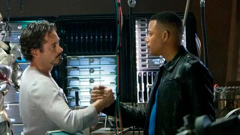 Роберт Дауни-младший и Терренс Ховард в фильме «Железный человек» (2008)