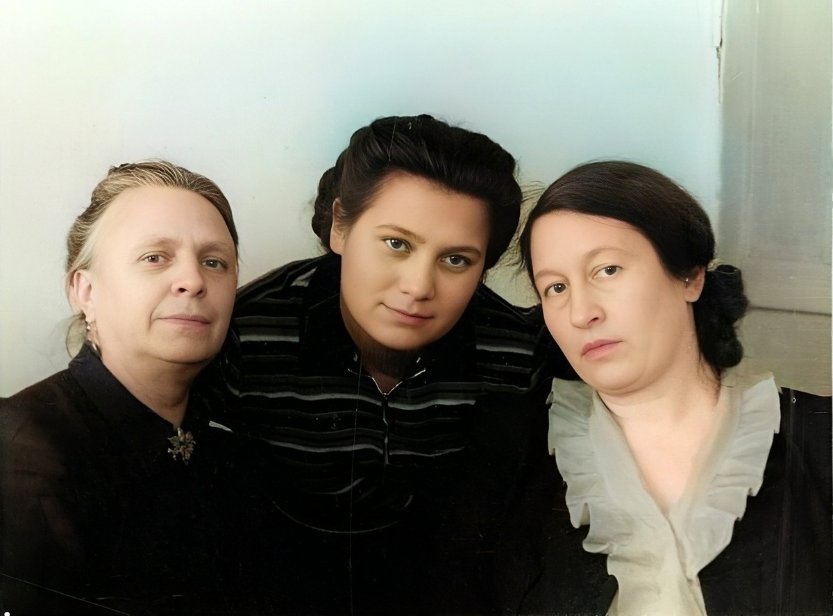 Первый директор детской музыкальной школы Анна Федотовна Архипова, первая выпускница музыкальной школы Луиза Евгеньевна Кокшарова, педагог по классу фортепьяно Мария Артуровна Ендржиевская, 1952 год (фонд Карпинского краеведческого музея)