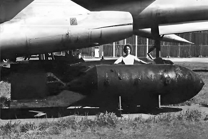 Фотография ФАБ-9000 М-50 из раздела Бомбовое вооружение в Энциклопедии современной военной авиации 1945-2002 ч.2