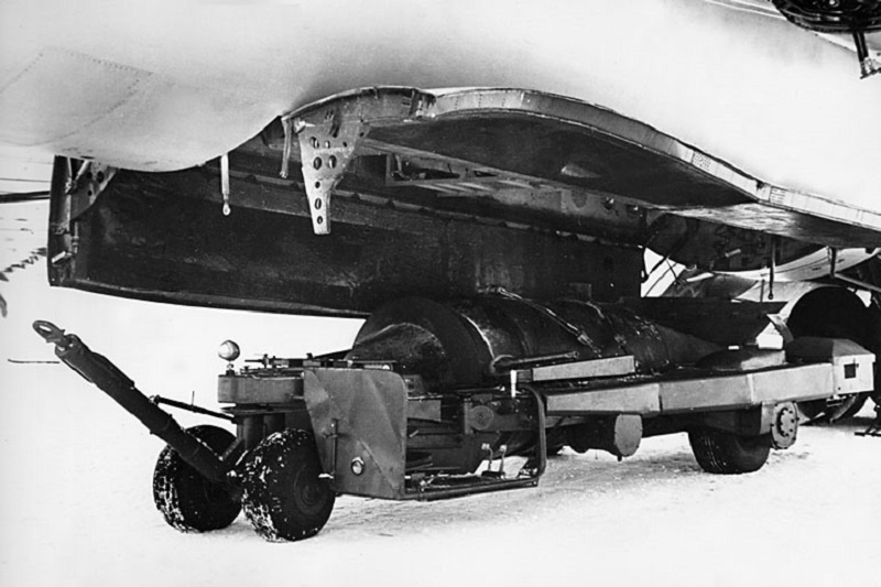 Фото подвески ФАБ-9000 М-54 в грузовой отсек бомбардировщика 3М из книги Николая Якубовича "Мясищев. Неудобный гений. Забытые победы советской авиации".