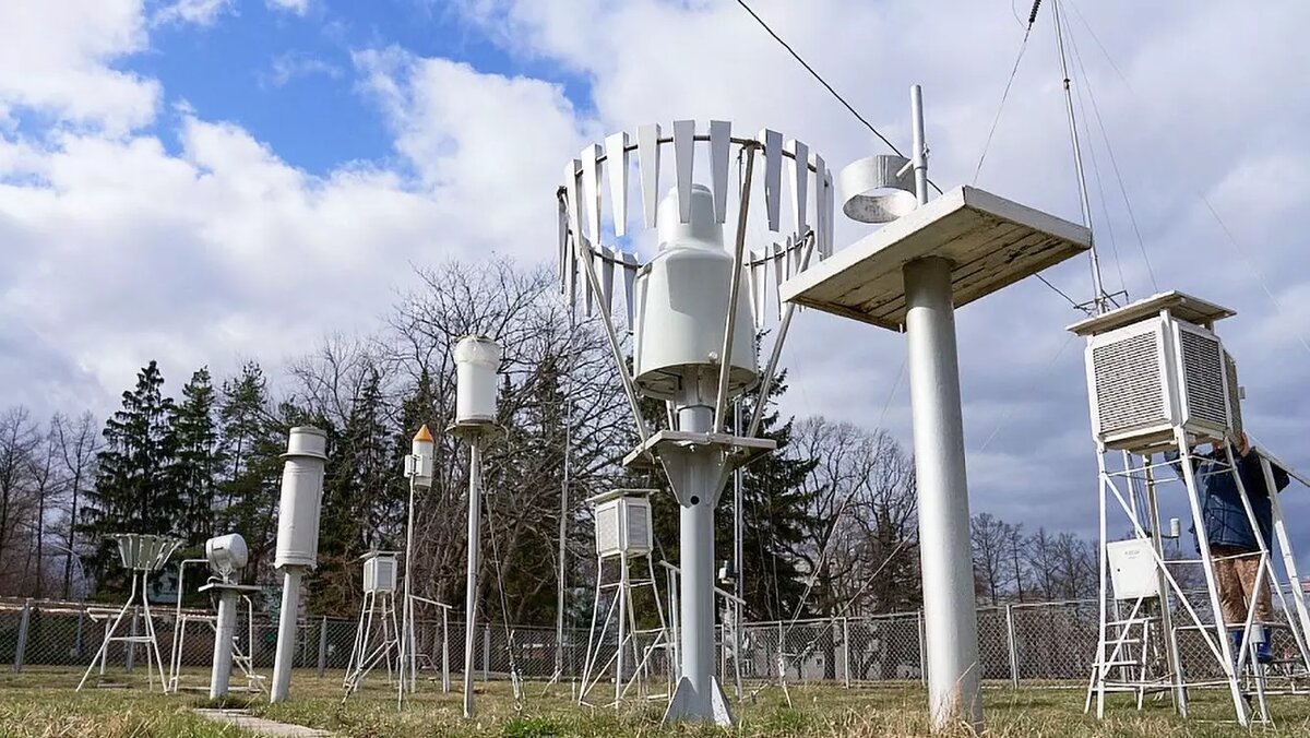 Метеостанция на ВДНХ следит за погодой и давлением в столице. Фото: Мос.ру