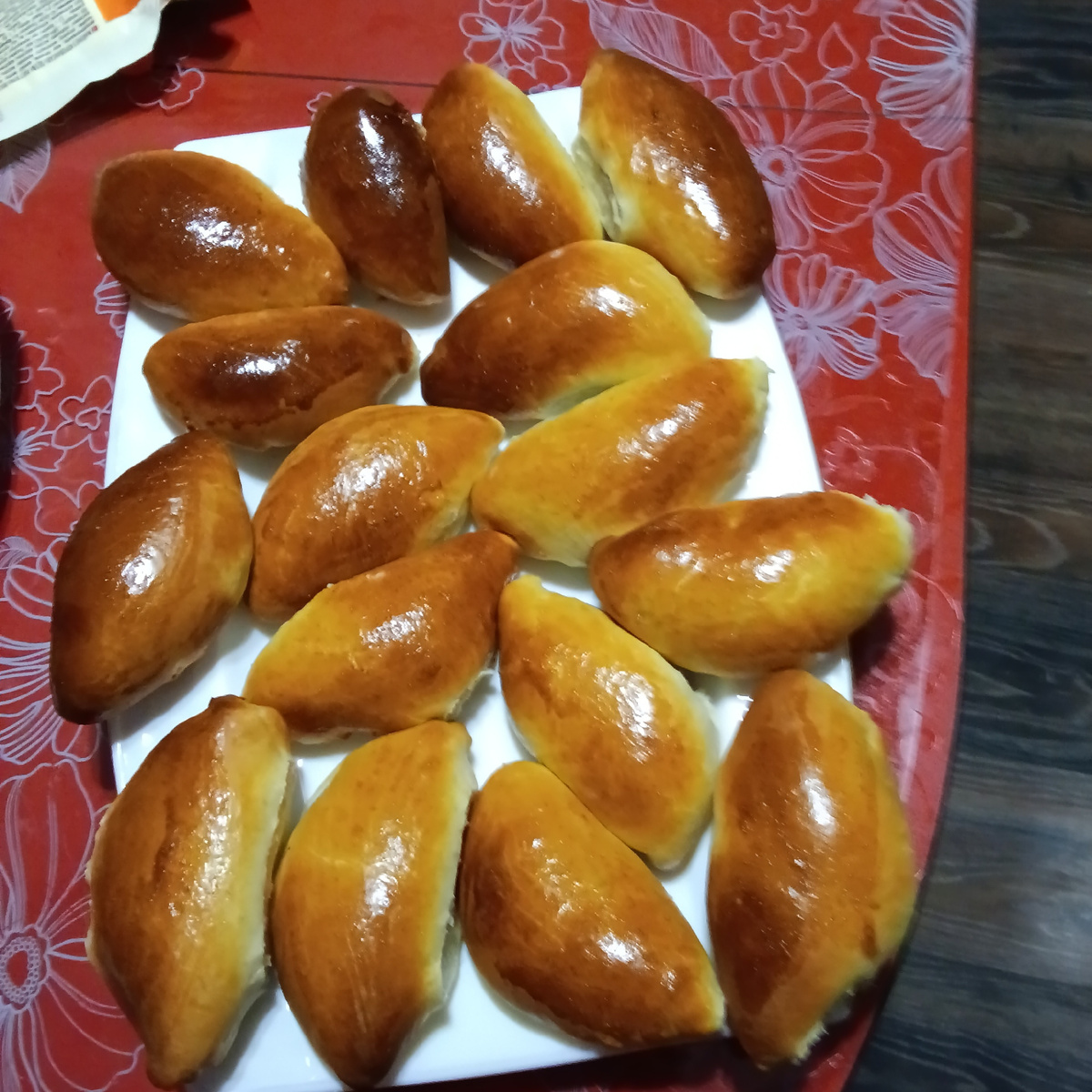 Пирожки с луком и яйцом.