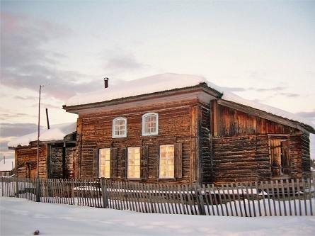 Самый северный православный храм Ханты-Мансийского автономного округа Югры. Деревня Щекурья Саранпаульское сельское поселение. Фотография Татьяны Немшановой. Декабрь 2008 год.  Здание ныне клуб. Отсутствует колокольня. Южная стена. Крайний Север, Западная Сибирь, Приполярный Урал, Зауралье, Тайга ХМАО.