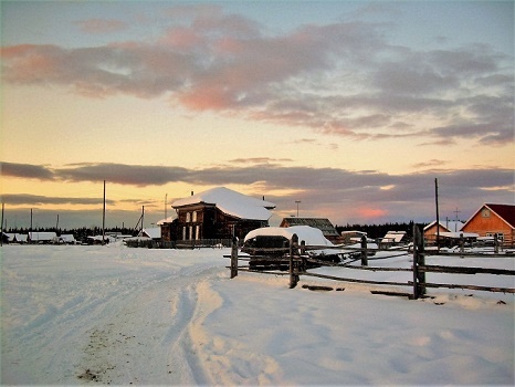 Фотографии Татьяны Немшановой. Декабрь 2008 год. Деревня Щекурья.  Задание старинного деоевянного православного храма Богоявления. Ныне клуб. Саранпаульское сельское поселение. Ханты-Мансийский автономный округ Югра, Зауралье, Тайга Севера, ХМАО Югра, Зауралье, Приполярный Урал.
