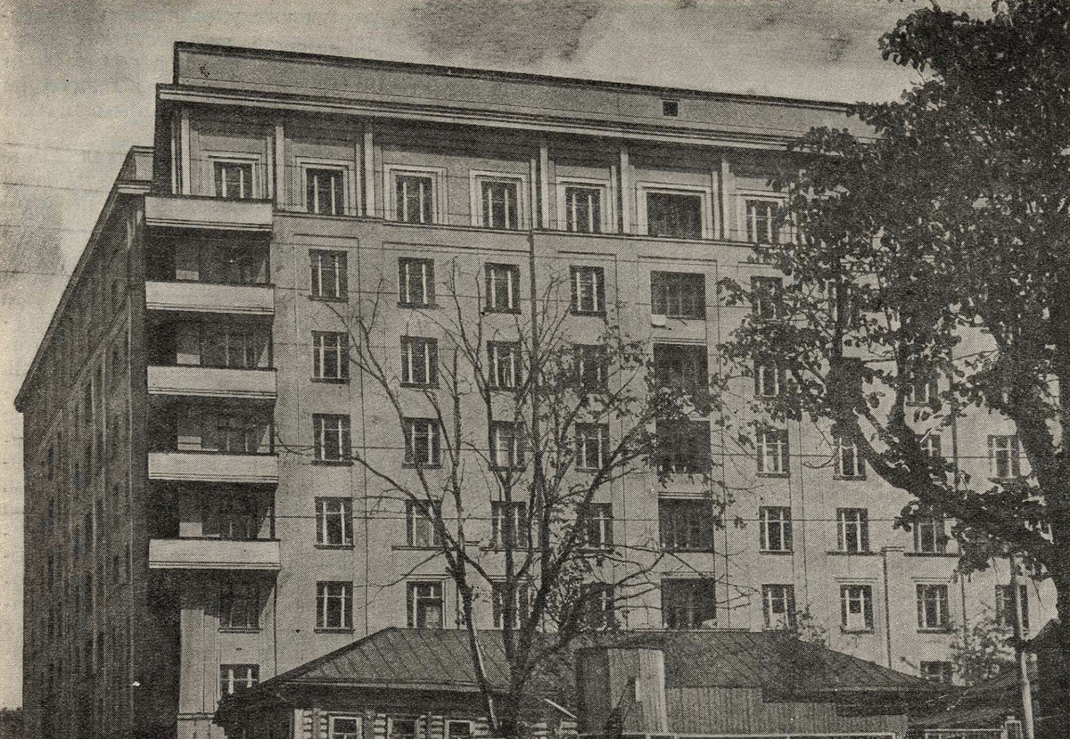 Фасад с похожей точки, но поближе. Из журнала "Строительство Москвы" за 1937 год (№17).