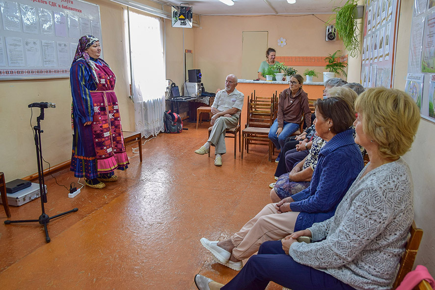 Выступление Натальи Дзыги в деревне Кузьмовыр во время звуковой мастерской в Сепе «Архитектоника удмуртской песни» в 2022 году