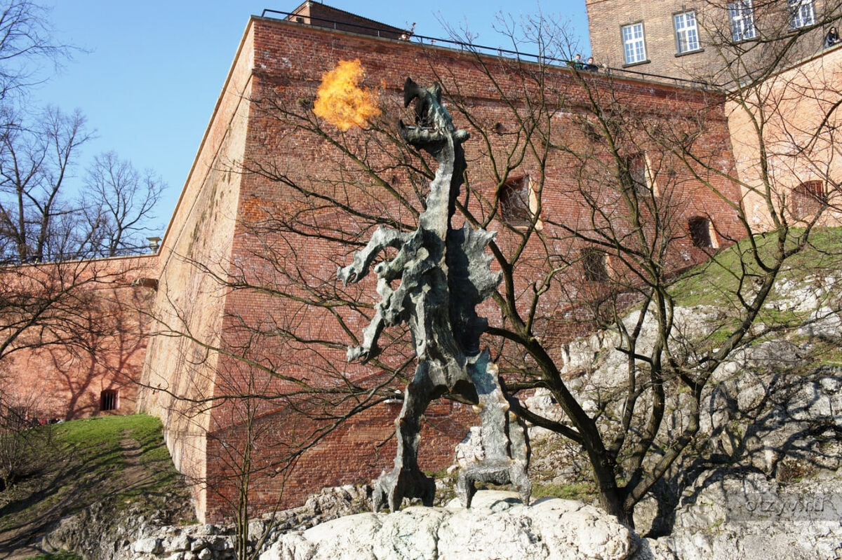 Статкуя огнедыщащего Вавельского дракона в Кракове