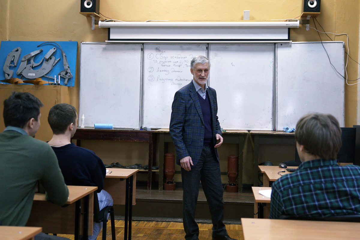 Заведующий кафедрой гидрофизических средств поиска СПбГМТУ, к.т.н. Игорь Пименов.