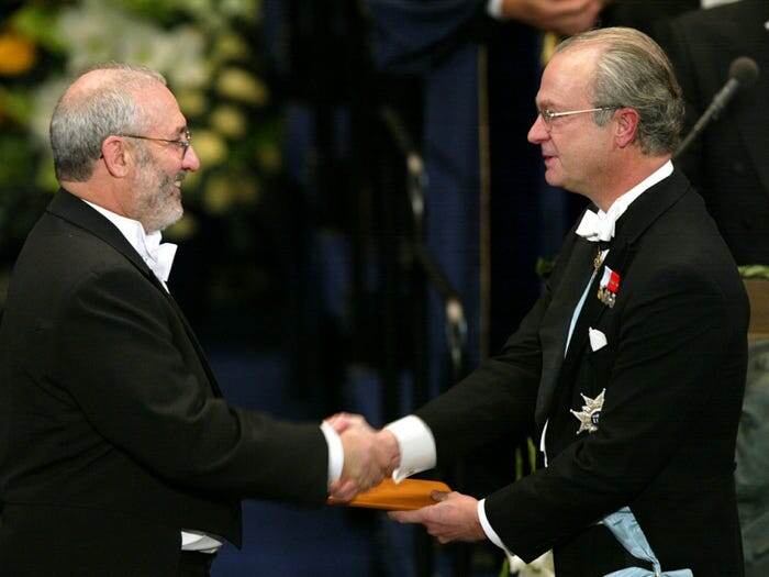 Дж. Стиглиц получает Нобелевскую премию по экономике,  2001 год AP/Хенрик Монтгомери