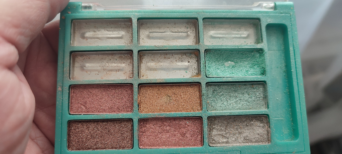 Фото автора - моя старенькая палетка теней. 