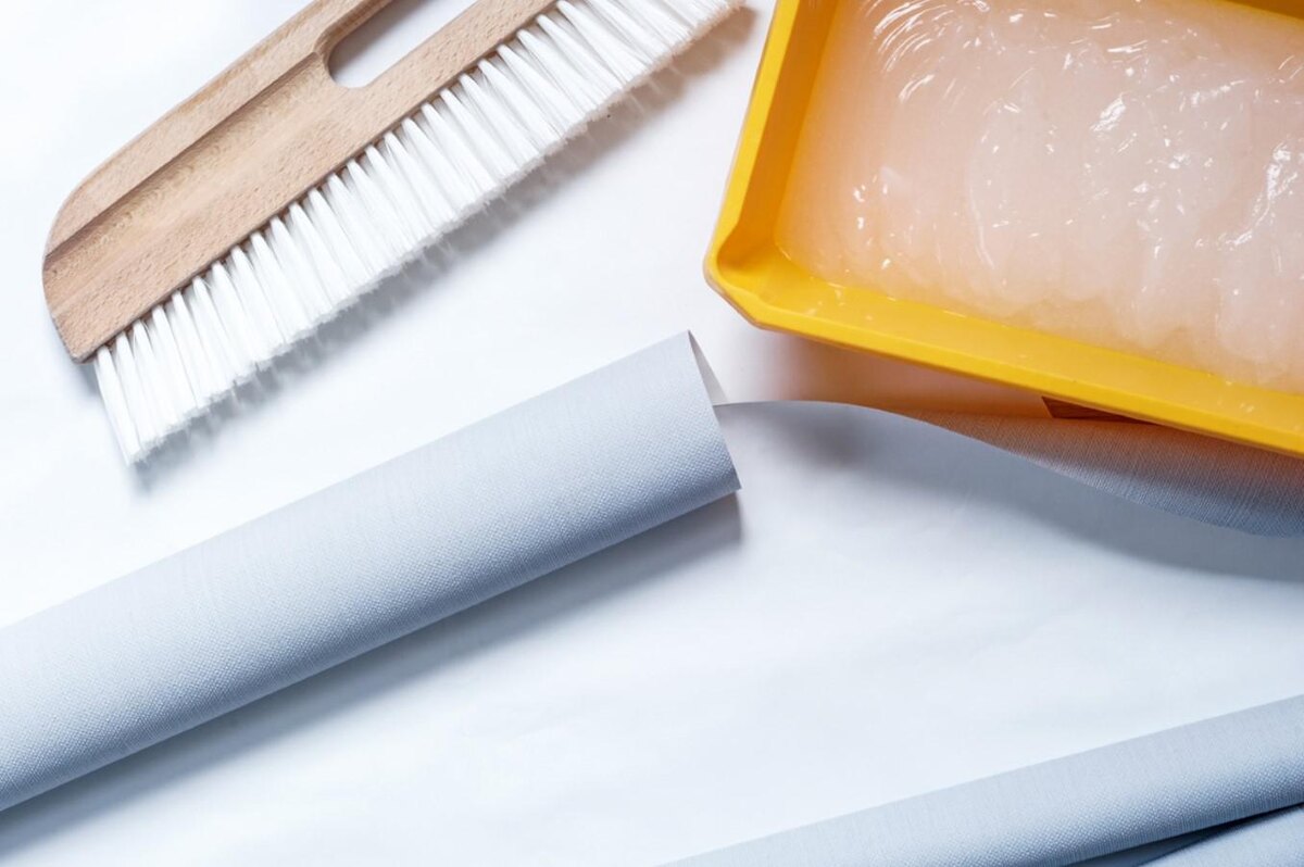 Milanana / Shutterstock / FOTODOM📷Клей наносят строго по инструкции, иногда его необходимо нанести не только на обои, но и на стену