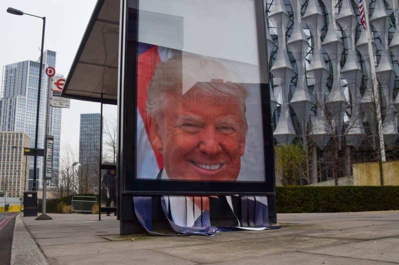 Автобусная остановка у посольства США в Лондоне. (Фото Вука Вальчича/SOPA Images/LightRocket через Getty Images).