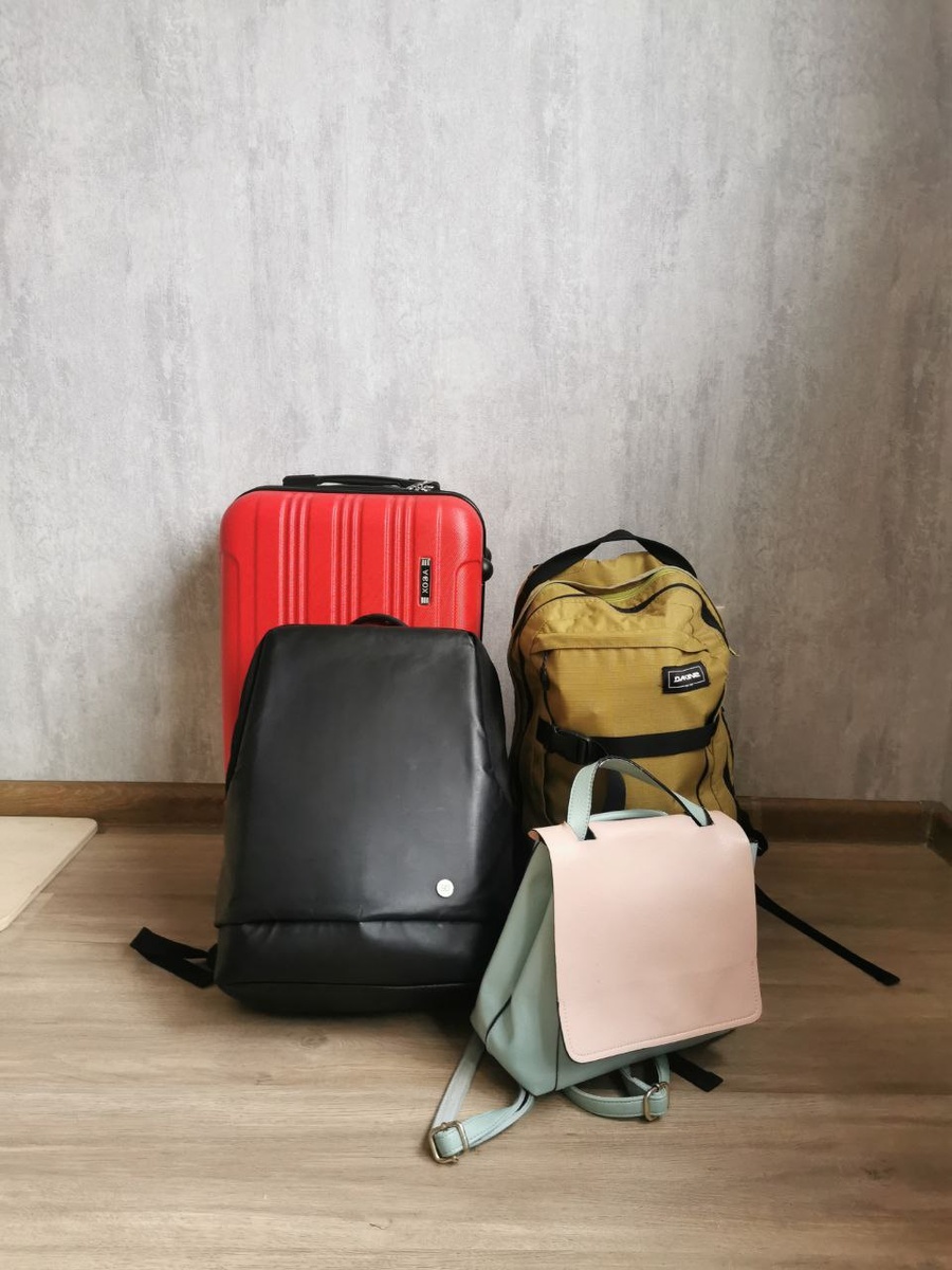 Чемодан и 3 рюкзака и детская коляска