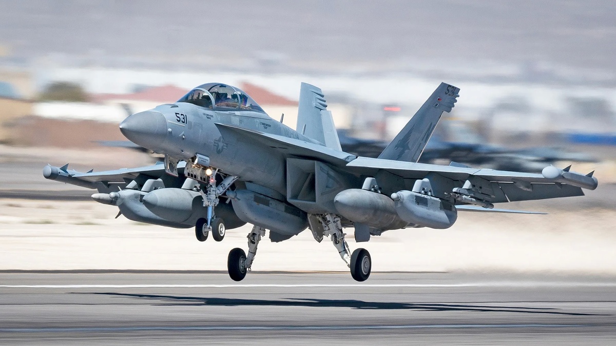 F/A-18G Growler, судя по всему, ВВС РФ очень не хватает специализированного самолёта РЭБ такого типа