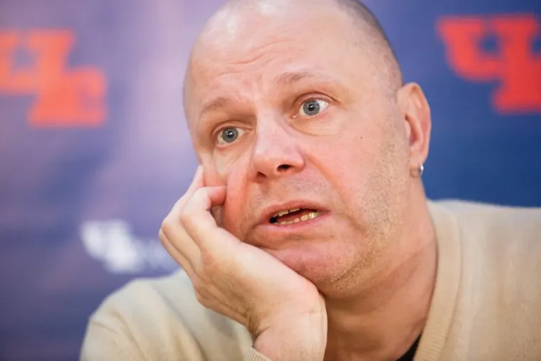 Алексей Кортнев пытается хоть что-то заработать
Фото: Александр Мамаев