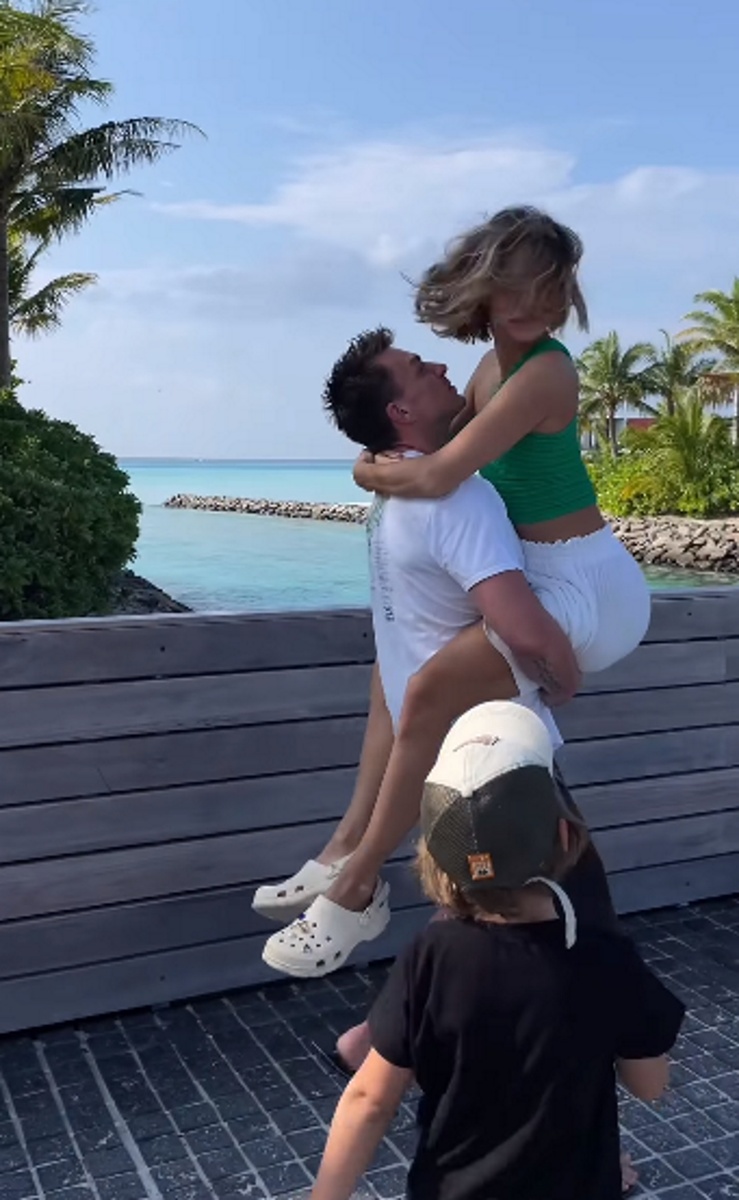 Влад Топалов поднял Регину Тодоренко на руки. Фото: соцсети