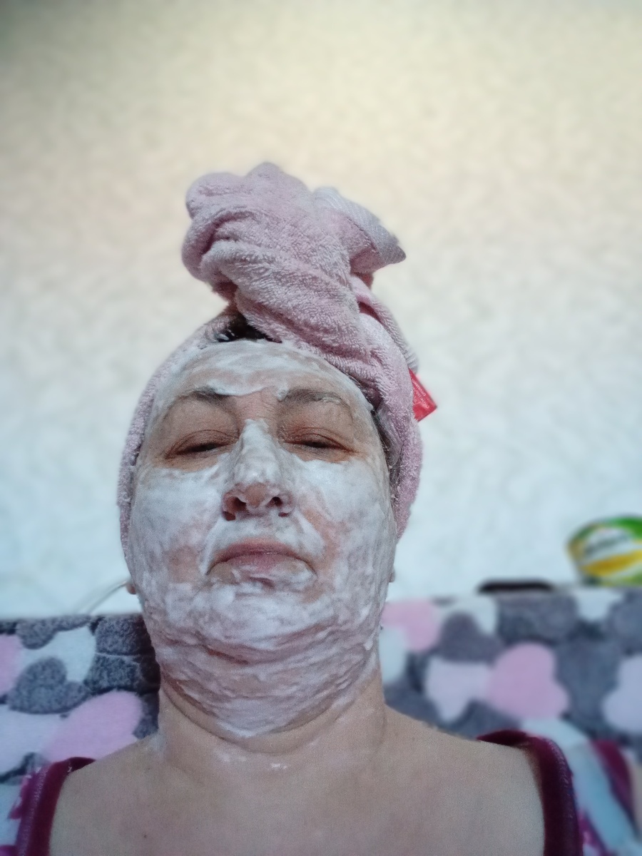 Фото автора статьи. Вот я в маске из граната. Гипоаллергенная гранатовая маска.
