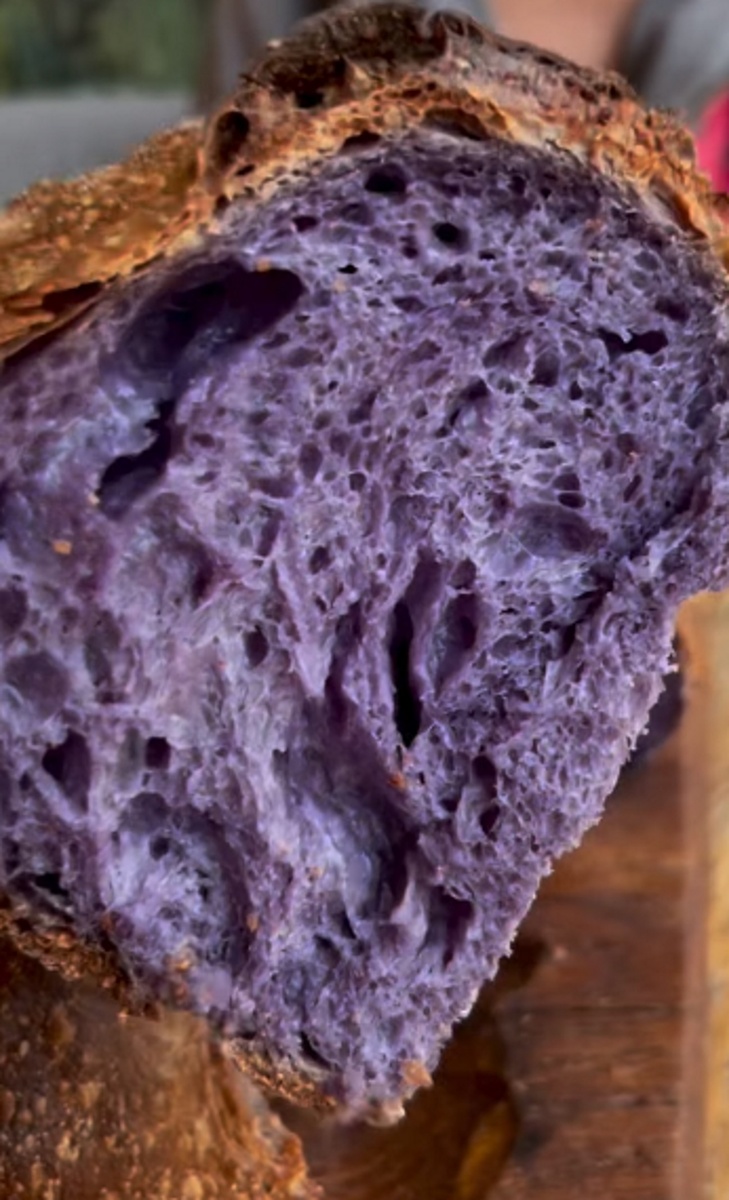 Надежда Ермакова советует попробовать лавандовый хлеб. Фото: соцсети