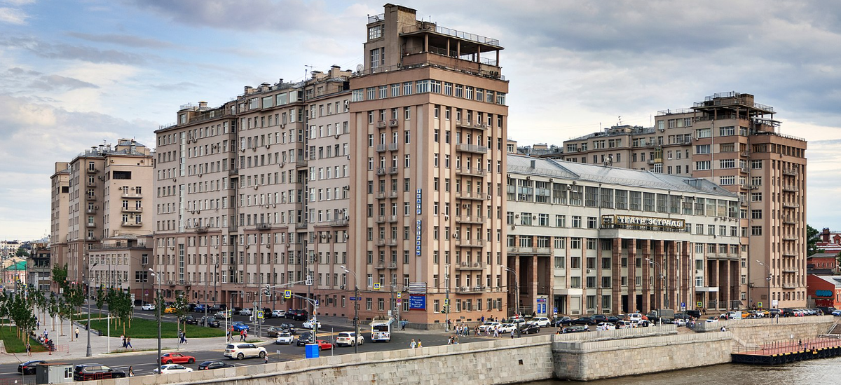 Дом правительства (Первый Дом Советов, Дом ЦИК и СНК СССР)на Берсеневской набережной Москвы-реки. Адрес: Москва, Серафимовича ул., 2. Фото: https://upload.wikimedia.org/wikipedia/commons/thumb/7/7e/Moscow_HouseOnEmbankment_6495.jpg/274px-Moscow_HouseOnEmbankment_6495.jpg