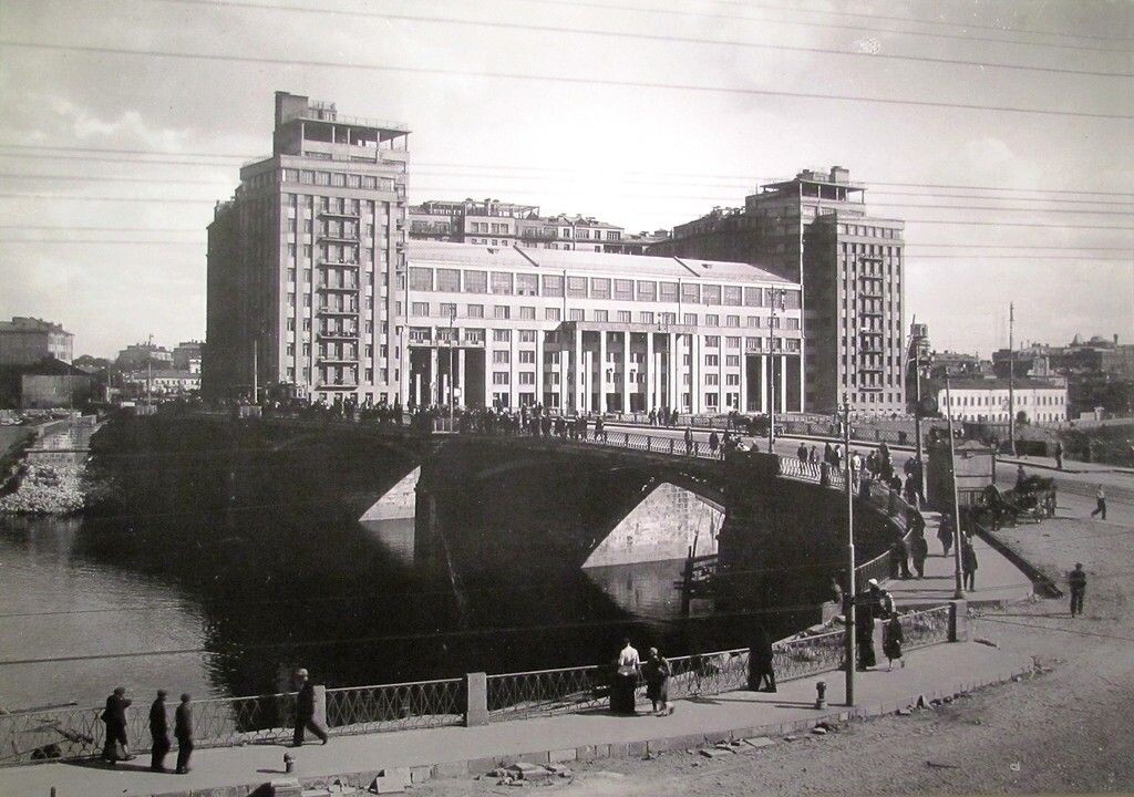  Жильцы Дома на Набережной были «эталонными» людьми своего времени. Характерные имена они подчас давали и своим детям. Так, дочь Александра Ремейко назвали Ангарой (она родилась в Иркутске), дочь Ивана Седина – Лучмирой. Сын Ивана Носова носил имя предводителя Французской революции – Марата.