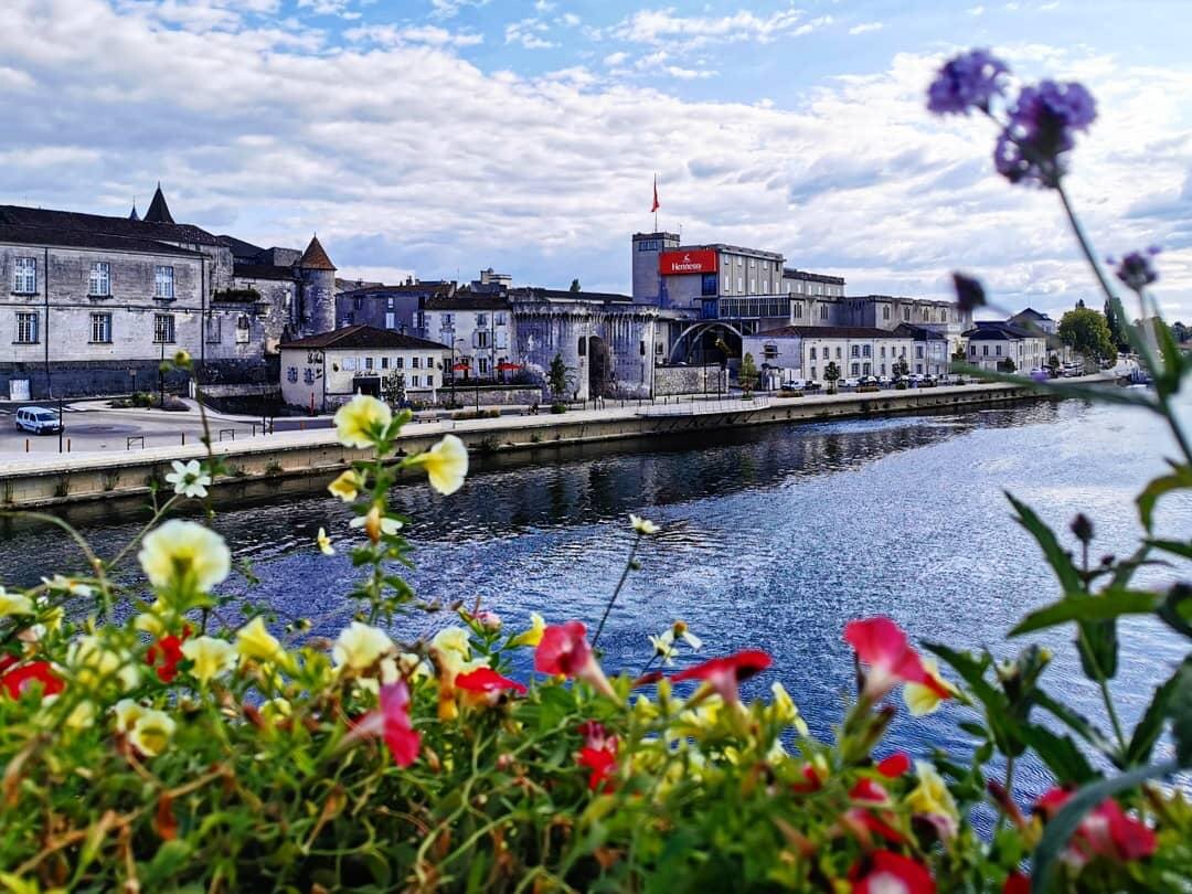 Коньяк - это город во Франции 