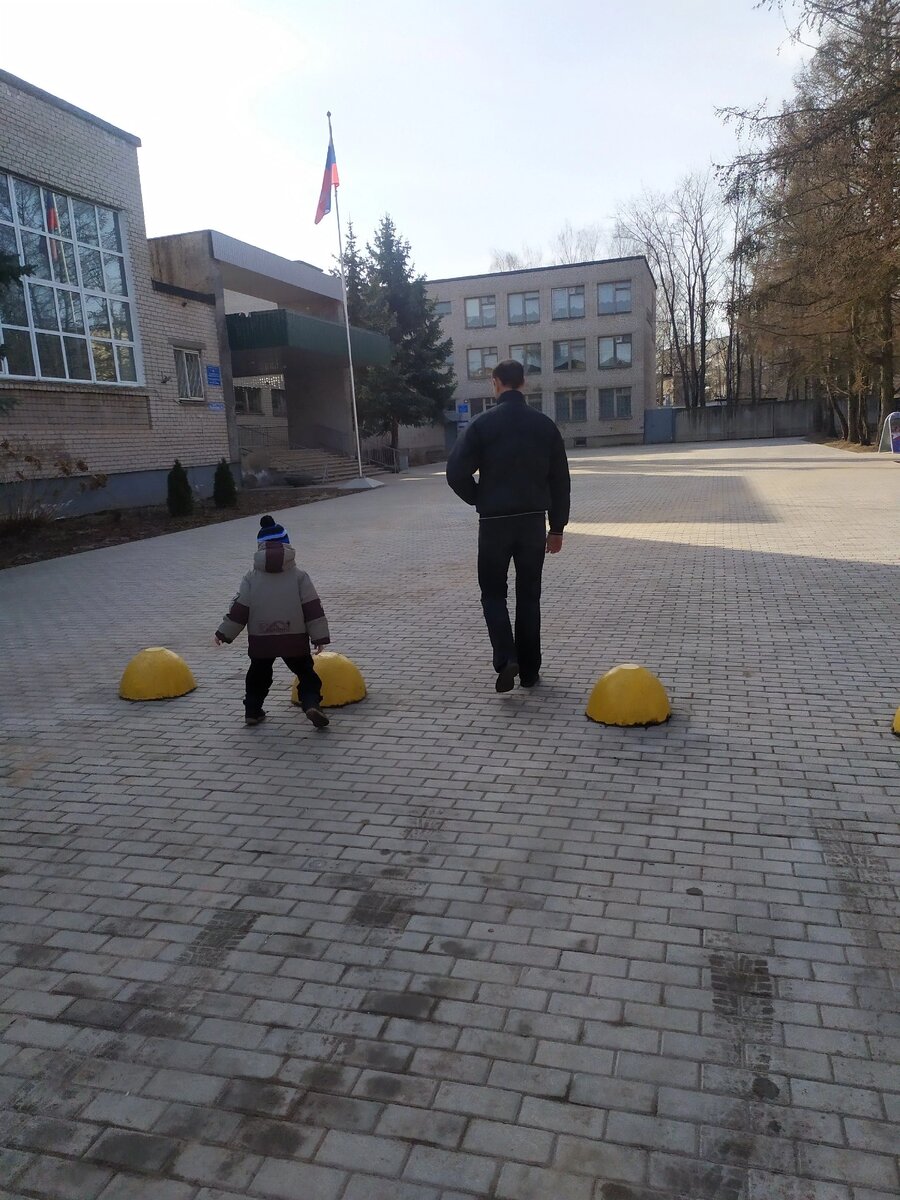 Через год я пойду третий раз в первый класс в эту школу.