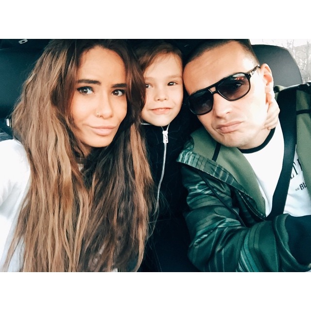    Айза Анохина с Гуфом и сыном. Фото: соцсети