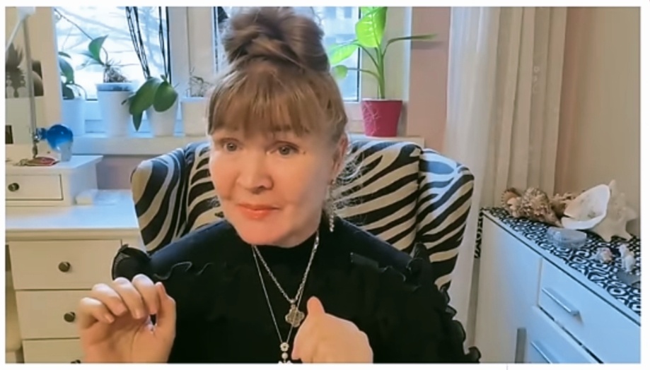 Скриншот из видео. Эрика.