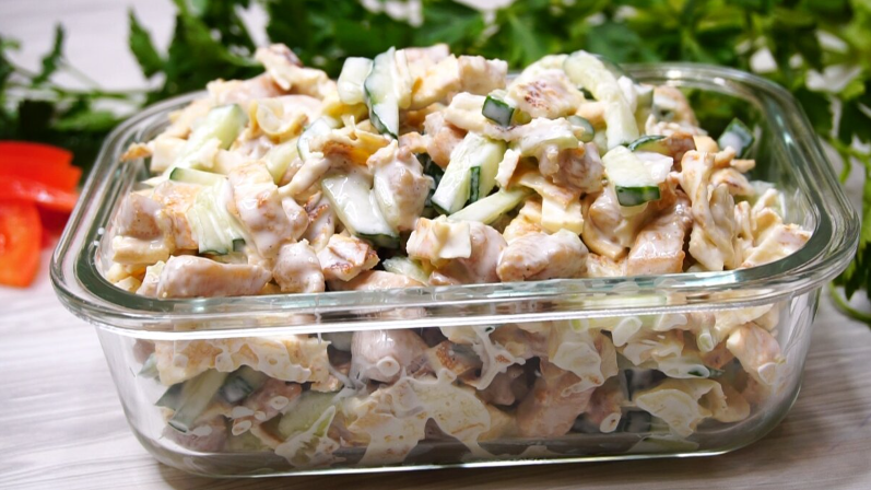 Салат с жареной куриной грудкой: покорит вас своим сбалансированным вкусом и легкостью приготовления.