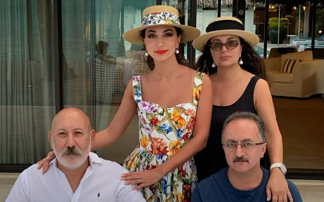 Зара с родными