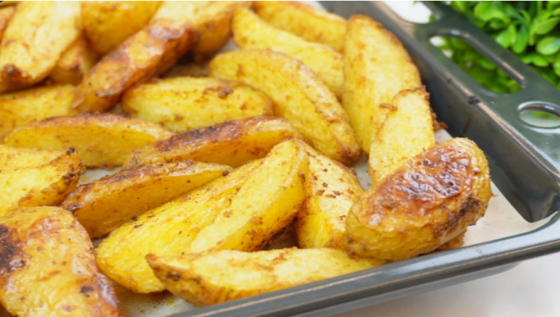 Если картофель "по-деревенски" то только так. Постоянно возвращаюсь к этому варианту...✍